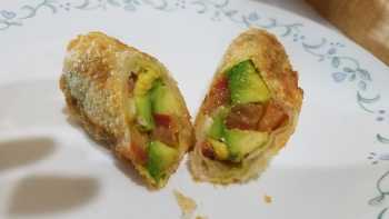 Avocado, Bacon and Tomato Rolls with Egg Roll Wraps